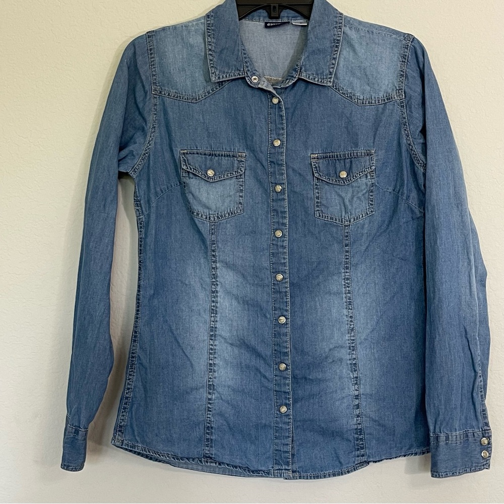 Esmara Women’s Denim Shirt with Grey/Pearl Snaps Long Sleeve Size 4 US (Eur 36)